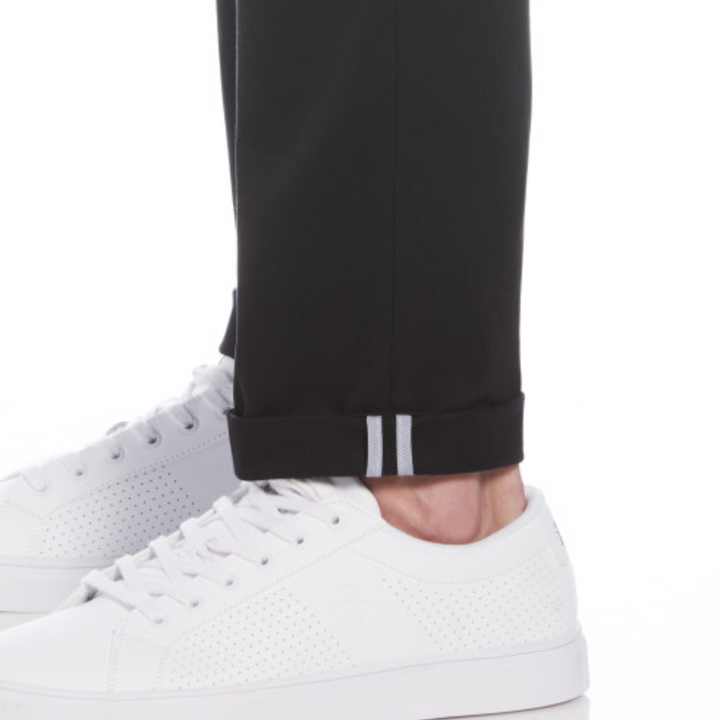 Pantalón chino de corte slim negro